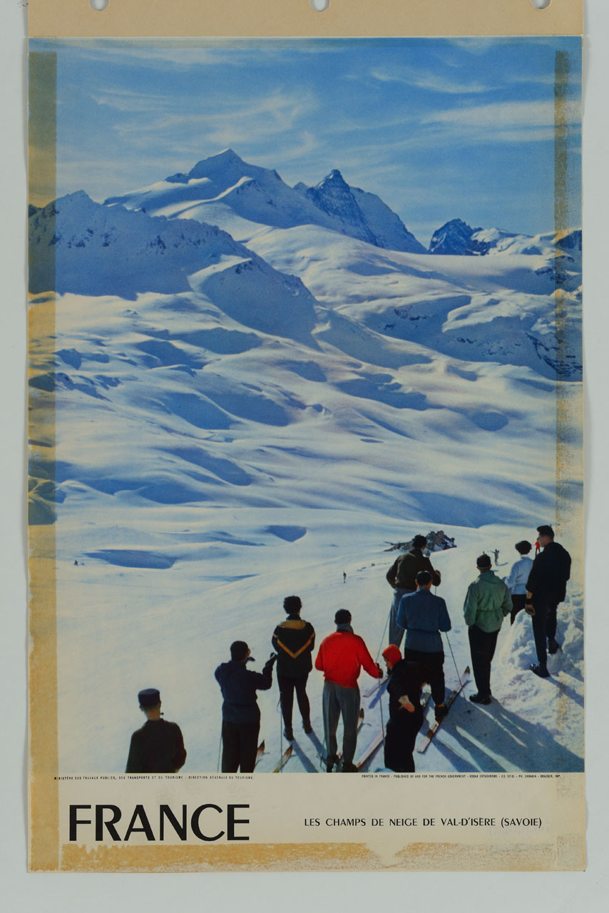 gruppo di sciatori osserva i nevai della Val-d'Isère (manifesto) - ambito francese (sec. XX)