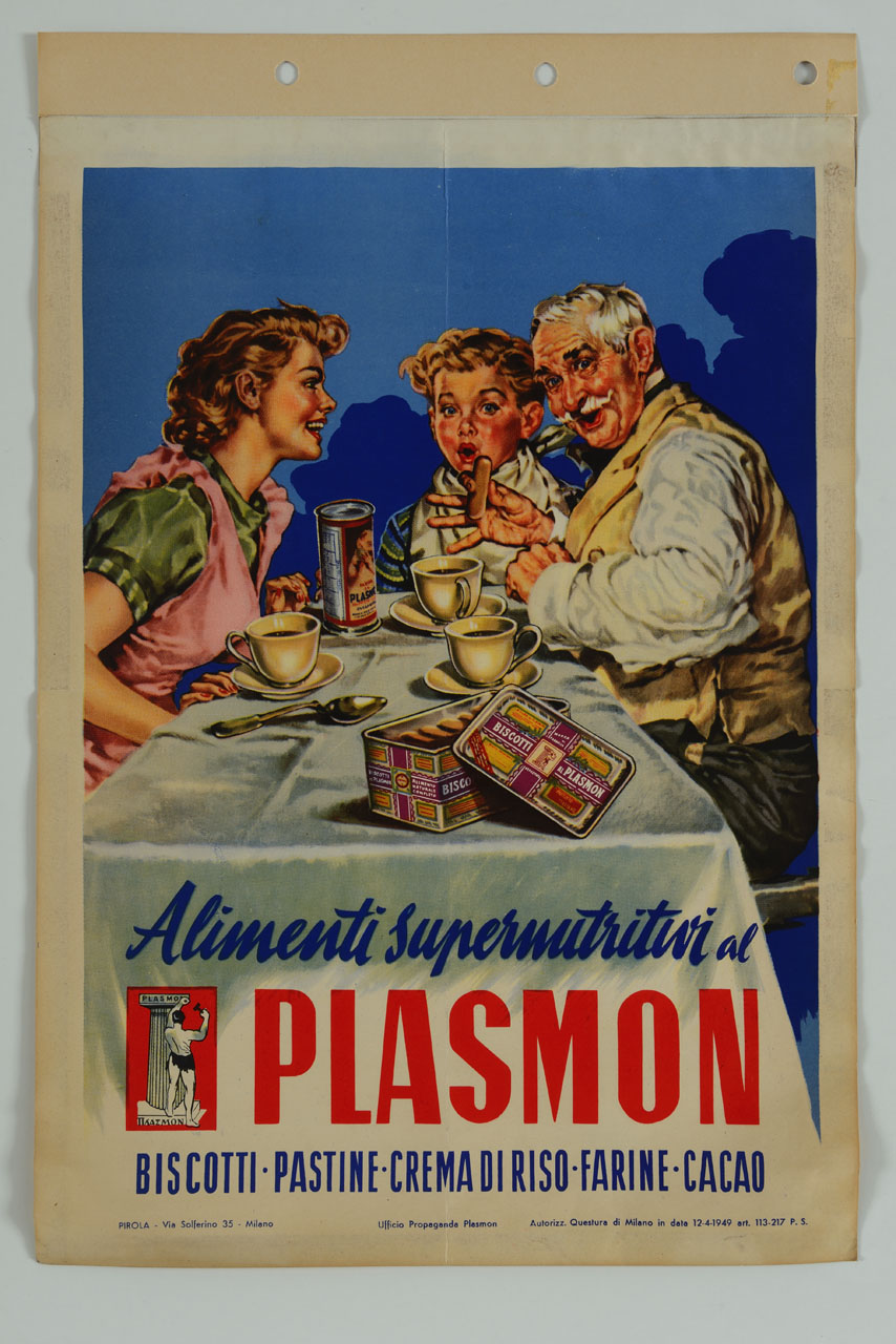 un nonno mostra un biscotto Plasmon a tavola con il nipote e la mamma; sulla tavola imbandita biscotti e farina al Plasmon (manifesto) - ambito italiano (sec. XX)
