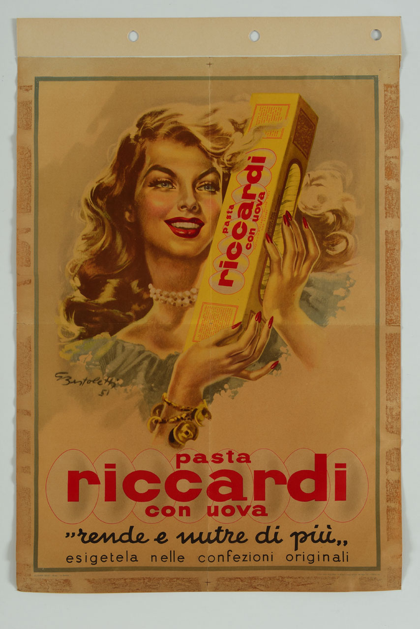 donna bionda con i capelli lunghi e fluenti, sorridente accosta al viso una confezione di pasta all'uovo Riccardi (manifesto) di Bertoletti Giulio (sec. XX)