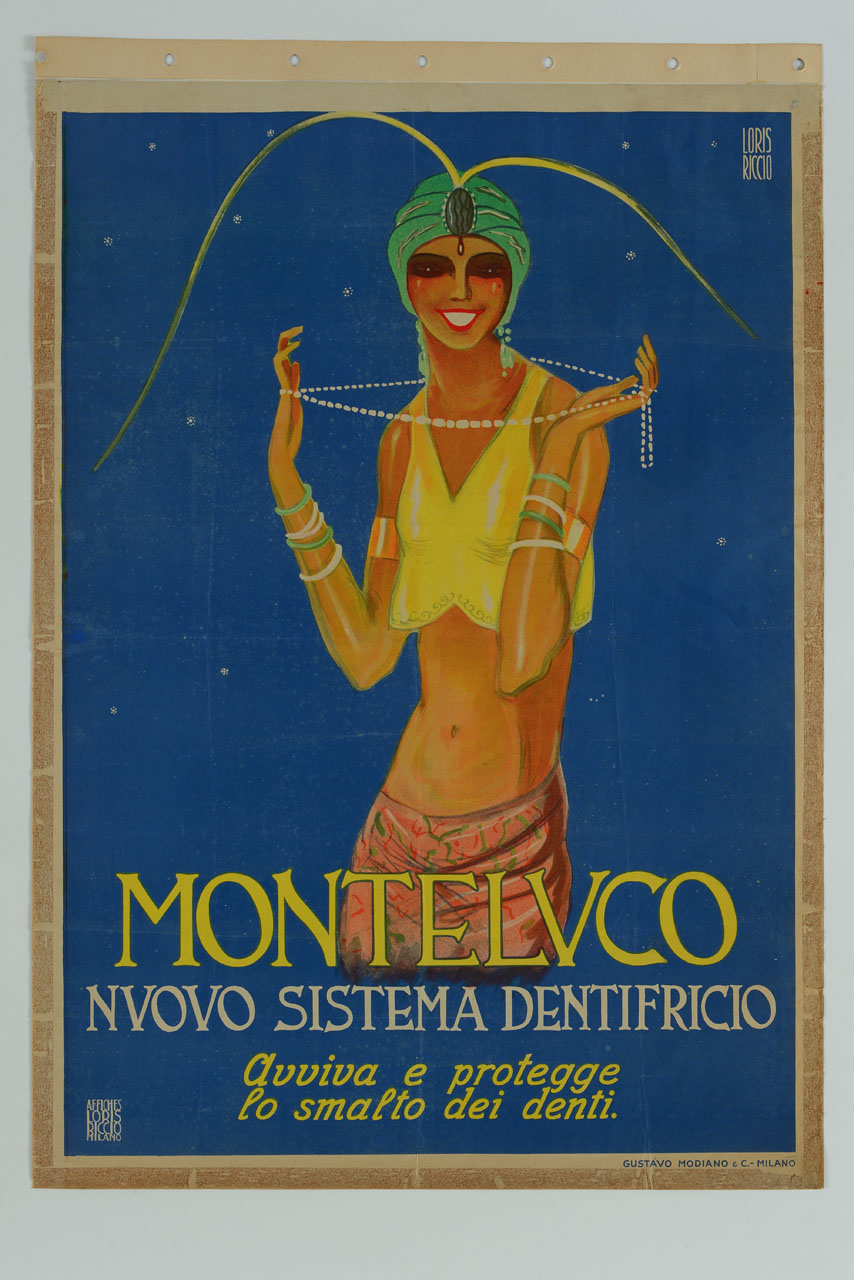 donna vestita da odalisca sorride tenendo una collana di perle (manifesto) di Riccio Loris (sec. XX)