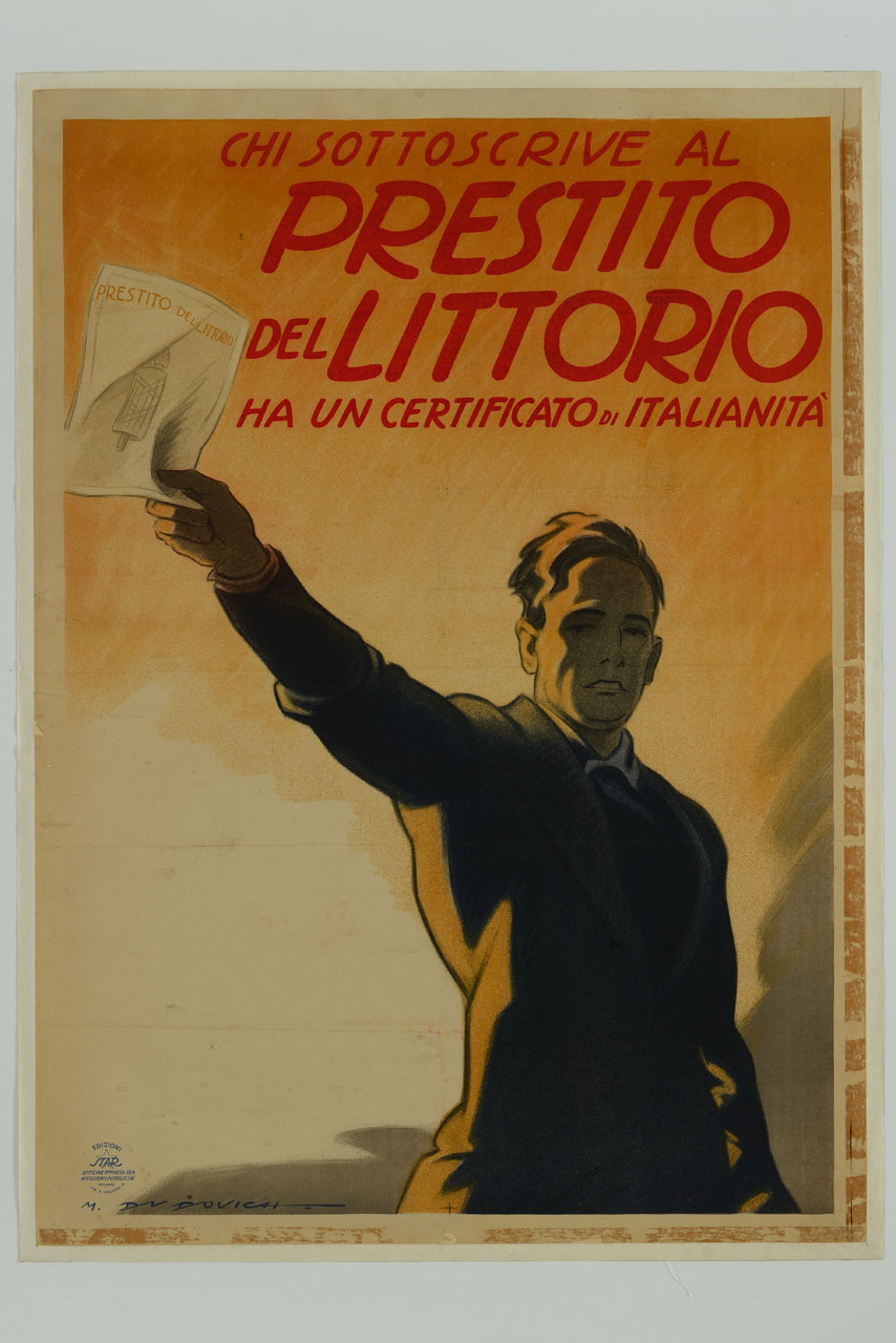 uomo solleva un foglio con fascio littorio (manifesto) di Dudovich Marcello (sec. XX)