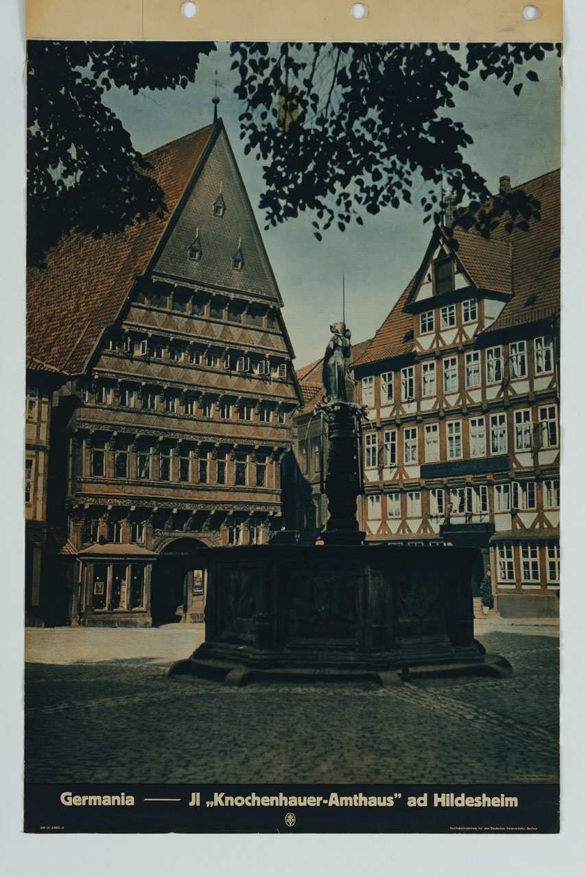 veduta della casa della corporazione dei macellai a Hildesheim (manifesto) di Warncke Thea - ambito tedesco (metà sec. XX)