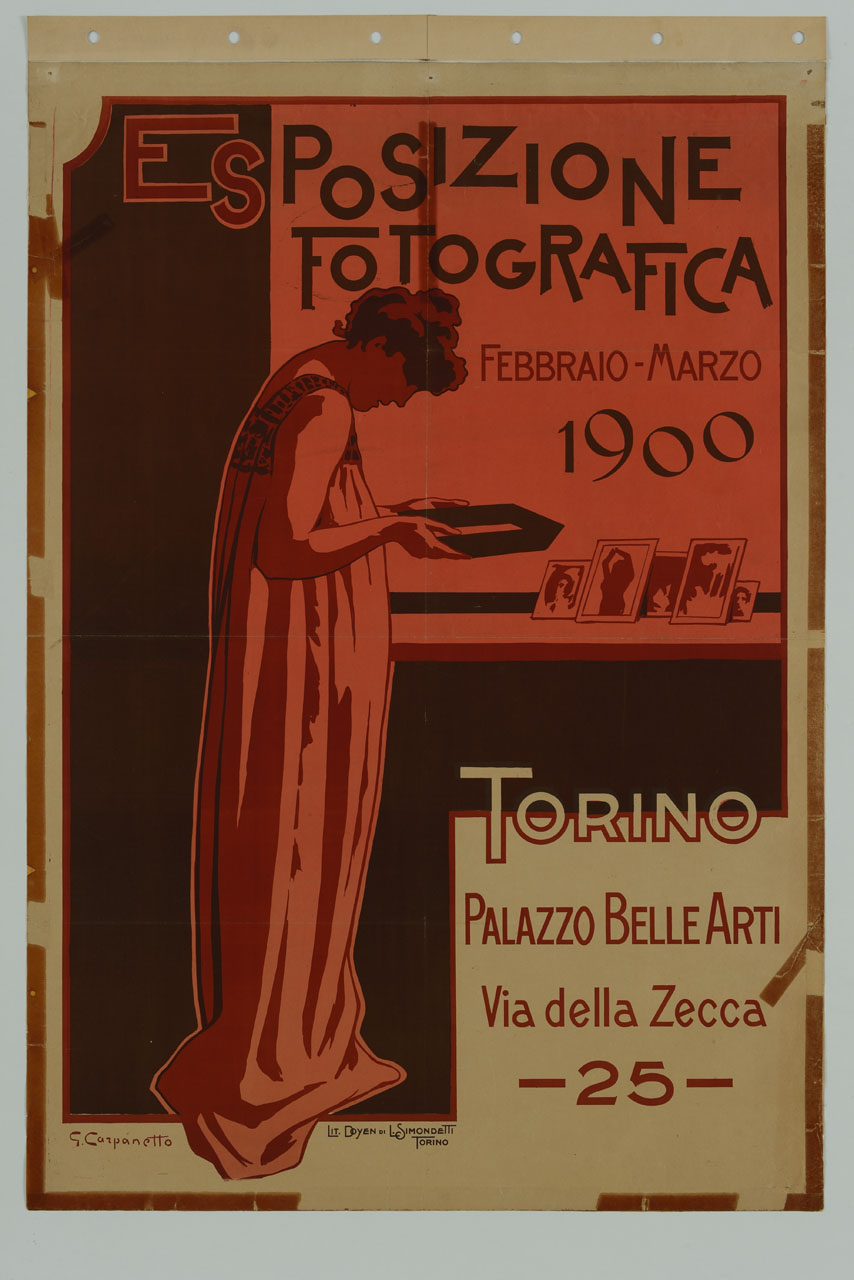 donna osserva lo sviluppo di una stampa entro vaschetta sullo sfondo di una mensola con fotografie (manifesto) di Carpanetto Giovanni Battista (sec. XX)