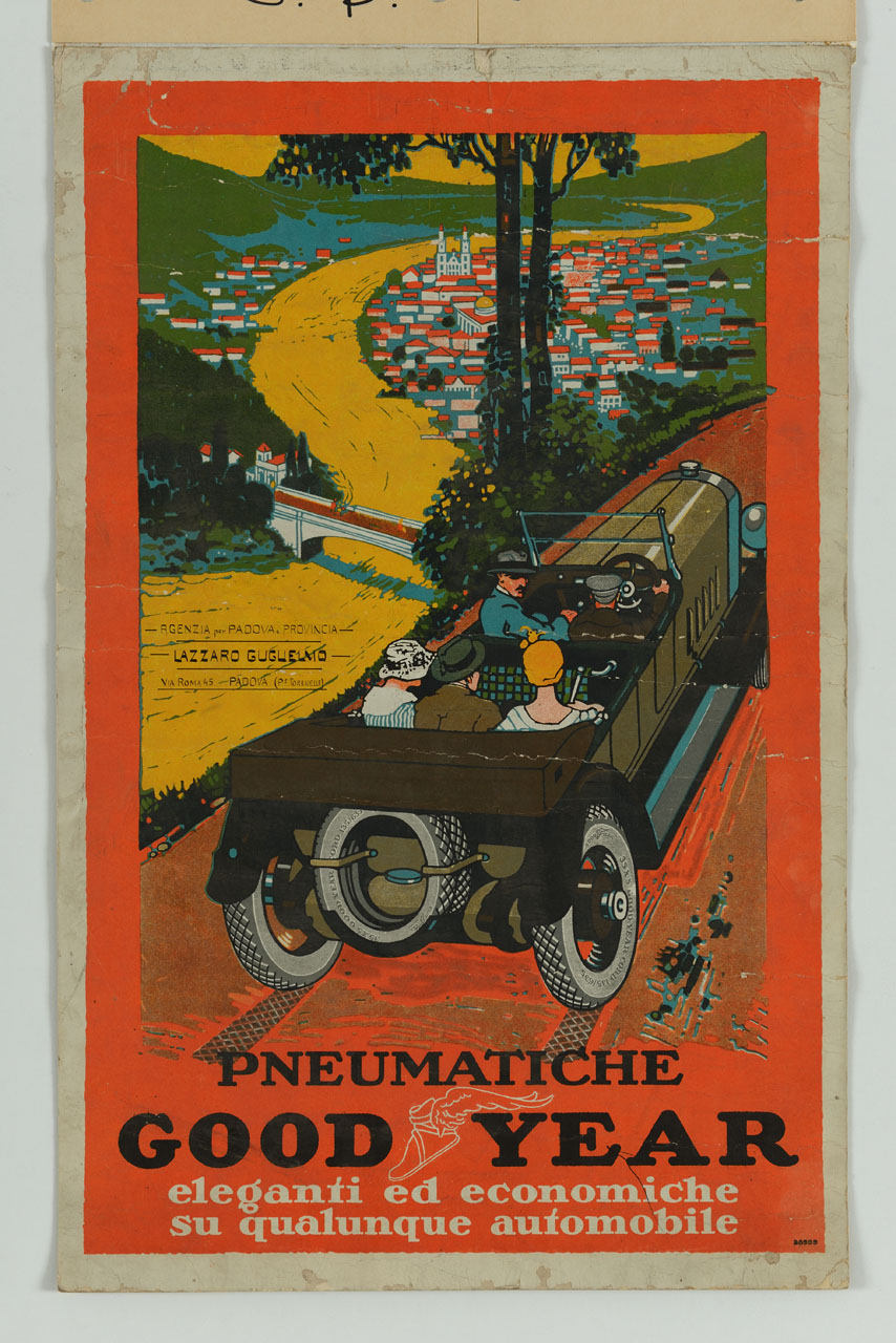 cinque persone viaggiano in automobile sullo sfondo di un paesaggio con fiume, ponte e città (manifesto) - ambito italiano (sec. XX)