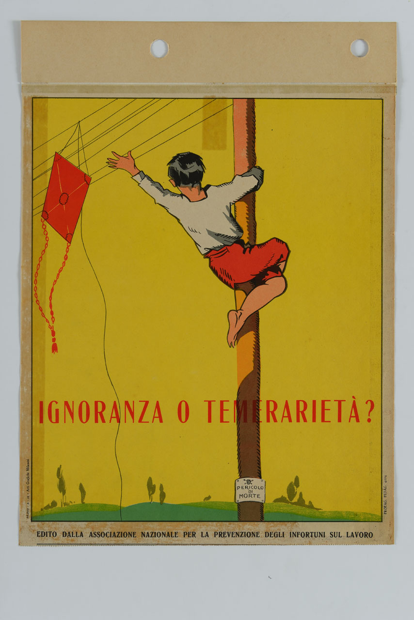 ragazzo si arrampica sul palo della luce per liberare un aquilone rimasto impigliato sui fili elettrici (locandina) - ambito italiano (sec. XX)