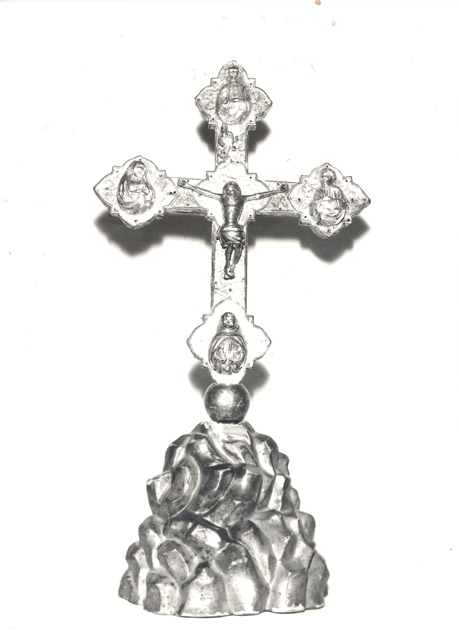 Cristo crocifisso con la Madonna, San Giovanni Evangelista; San Michele Arcangelo, San Leonardo (croce processionale) - bottega marchigiana (sec. XV)