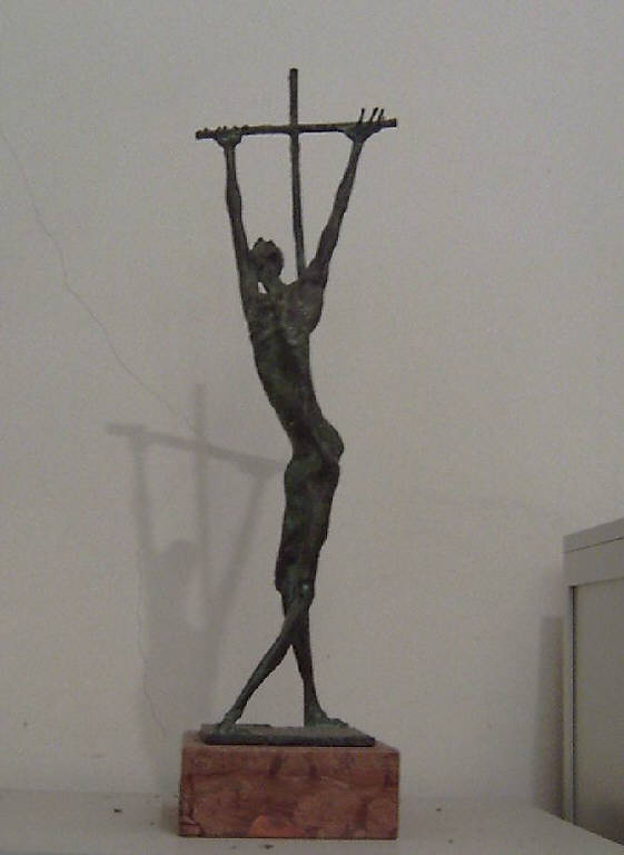 Il poliomielitico, Figura maschile poliomielitica con croce (scultura, opera isolata) di Pelati Vittorio (ultimo quarto sec. XX)