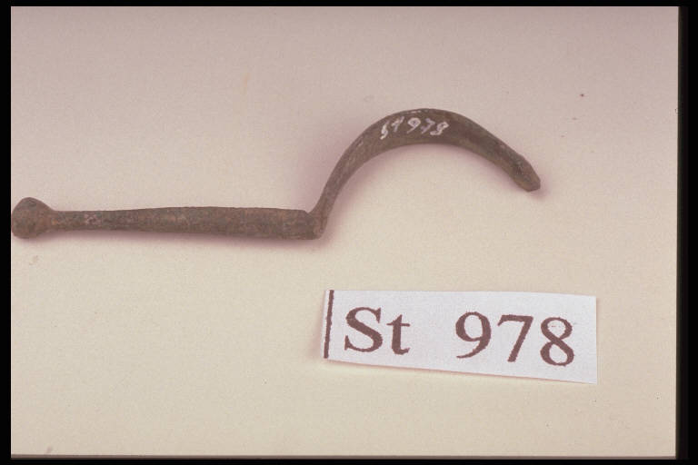 fibula ad arco ingrossato - cultura di Golasecca (fine/ inizio secc. V/ IV a.C)