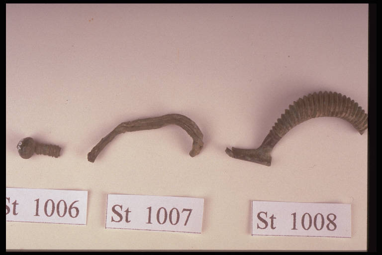 fibula a piccole coste - cultura di Golasecca (fine/ inizio secc. VI/ V a.C)