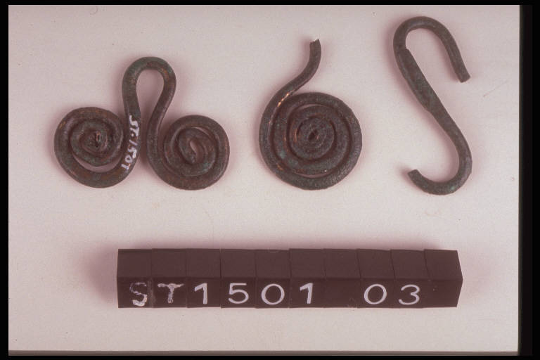 pendaglio a doppia spirale - cultura di Golasecca (fine/ inizio secc. VI/ V a.C)