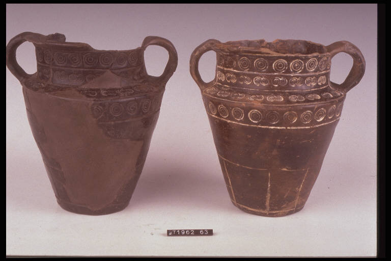 vaso situliforme biansato - cultura di Golasecca (fine/ inizio secc. VI/ V a.C)