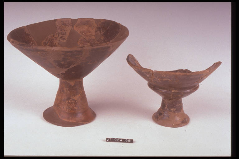 coppa su alto piede - cultura di Golasecca (fine/ inizio secc. VI/ V a.C)