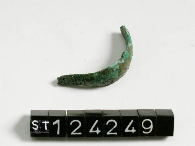 fibula ad arco pieno - cultura di Golasecca (terzo quarto sec. VI a.C)