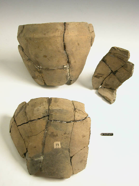 urna - periodo di età del Bronzo (sec. XIII a.C)