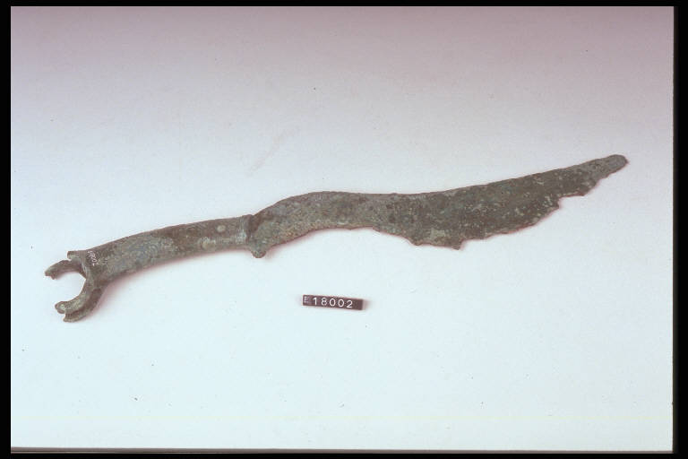 coltello a lama serpeggiante - cultura di Golasecca (secc. VIII/ VII a.C)