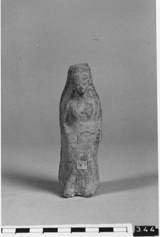 Figura femminile (statuetta) - ambito magno-greco (?) (fine/ inizio secc. IV/III a.C)