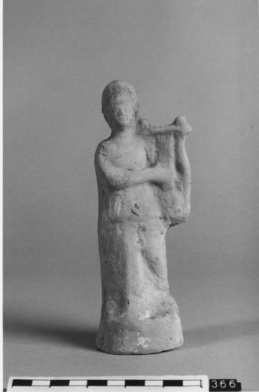 Figura di suonatrice (statuetta) - produzione magno-greca (fine/ inizio secc. IV/III a.C)