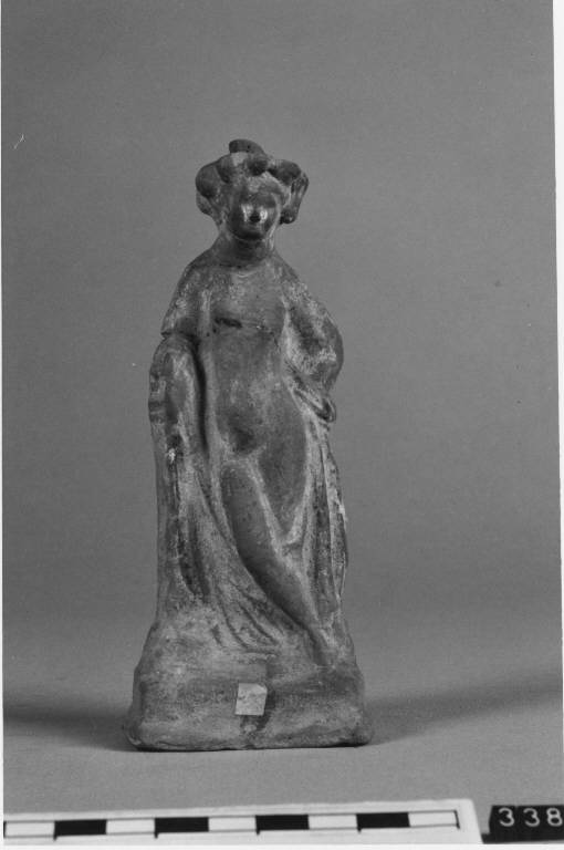 Figura femminile (statuetta) - ambito magno-greco (?) (fine/ inizio secc. IV/III a.C)