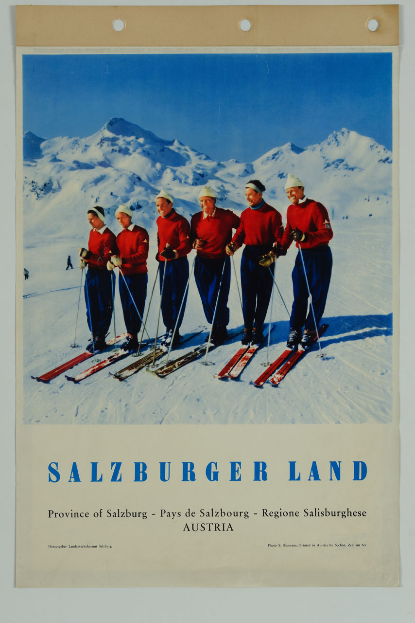 paesaggio montano innevato di Salisburgo con un gruppo di sciatori affiancati (manifesto) di Baumann E - ambito austriaco (metà sec. XX)