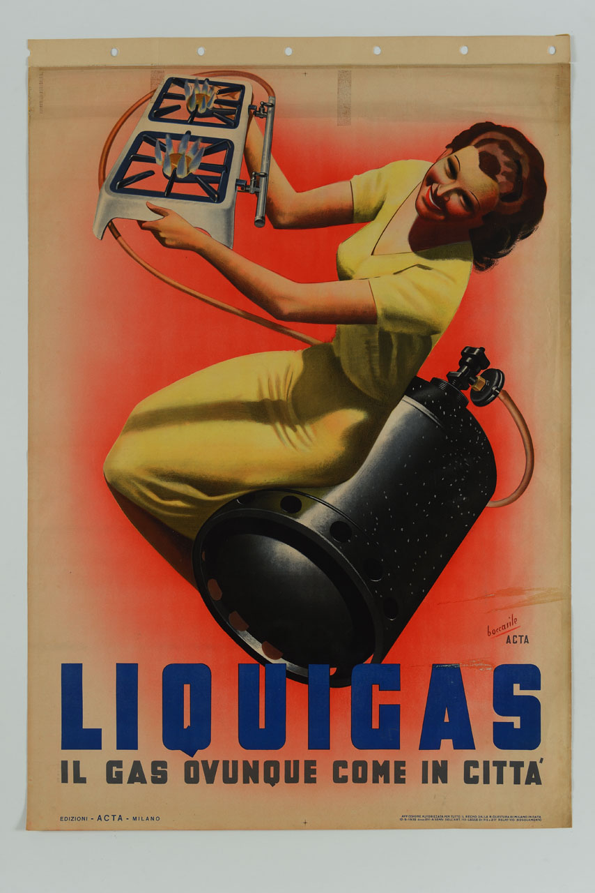 donna seduta su una bombola a gas sorride sollevando un fornello acceso (manifesto) di Boccasile Gino, ACTA (sec. XX)