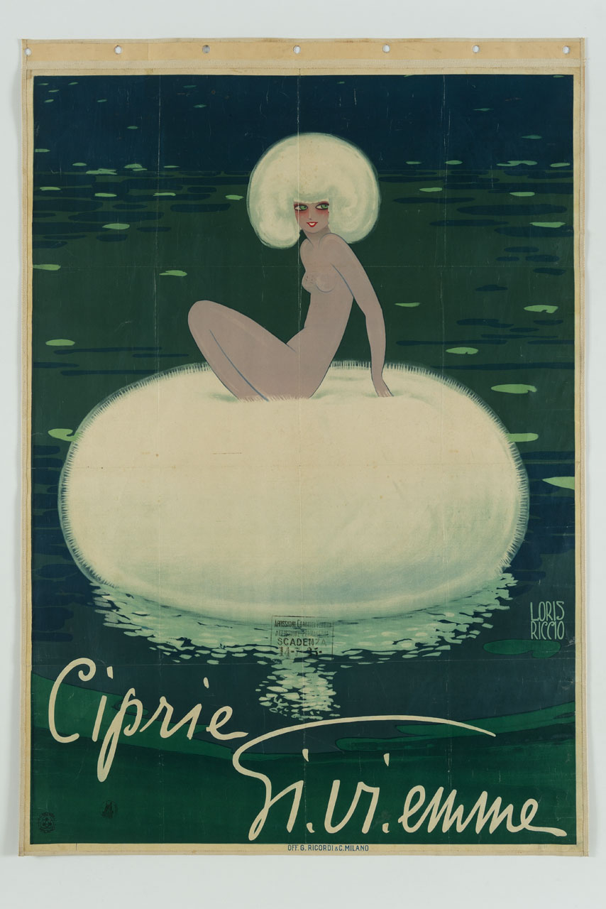 giovane nuda dalla folta capigliatura bianca seduta su un grande piumino da cipria che galleggia su uno specchio d'acqua (manifesto) di Riccio Loris (sec. XX)