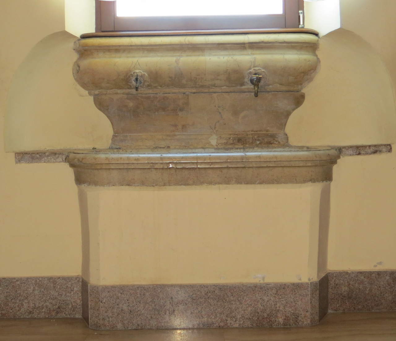 lavabo da sacrestia - bottega marchigiana (seconda metà sec. XVIII)