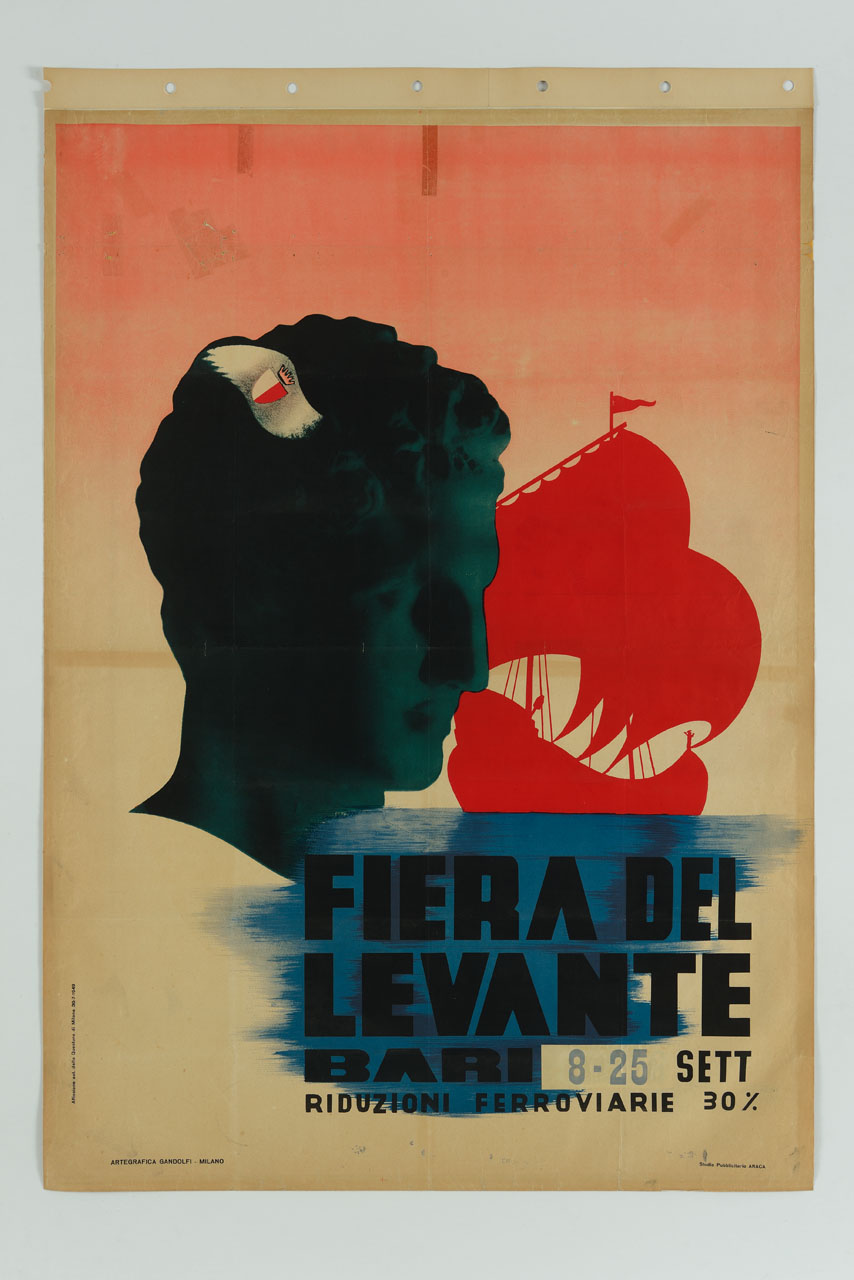 testa scultorea maschile sullo sfondo del mare con una caravella stilizzata rossa (manifesto) di Forlivesi Montanari Enzo detto Araca (sec. XX)