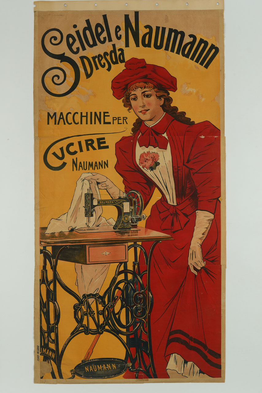 donna elegante mostra un tessuto cucito con la macchina per cucire (manifesto, stampa composita) - ambito italiano (prima metà sec. XX)