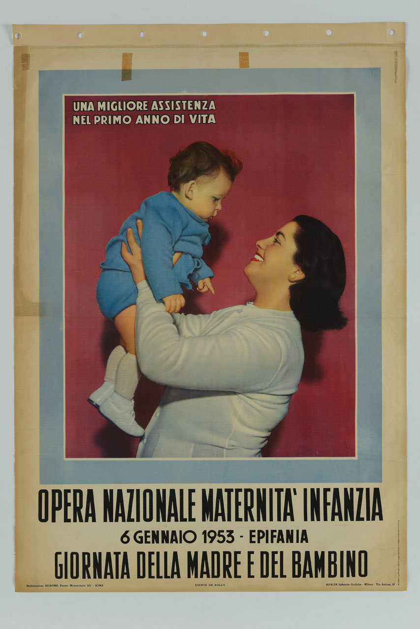 madre solleva sorridente il suo bambino (manifesto) - ambito italiano (sec. XX)