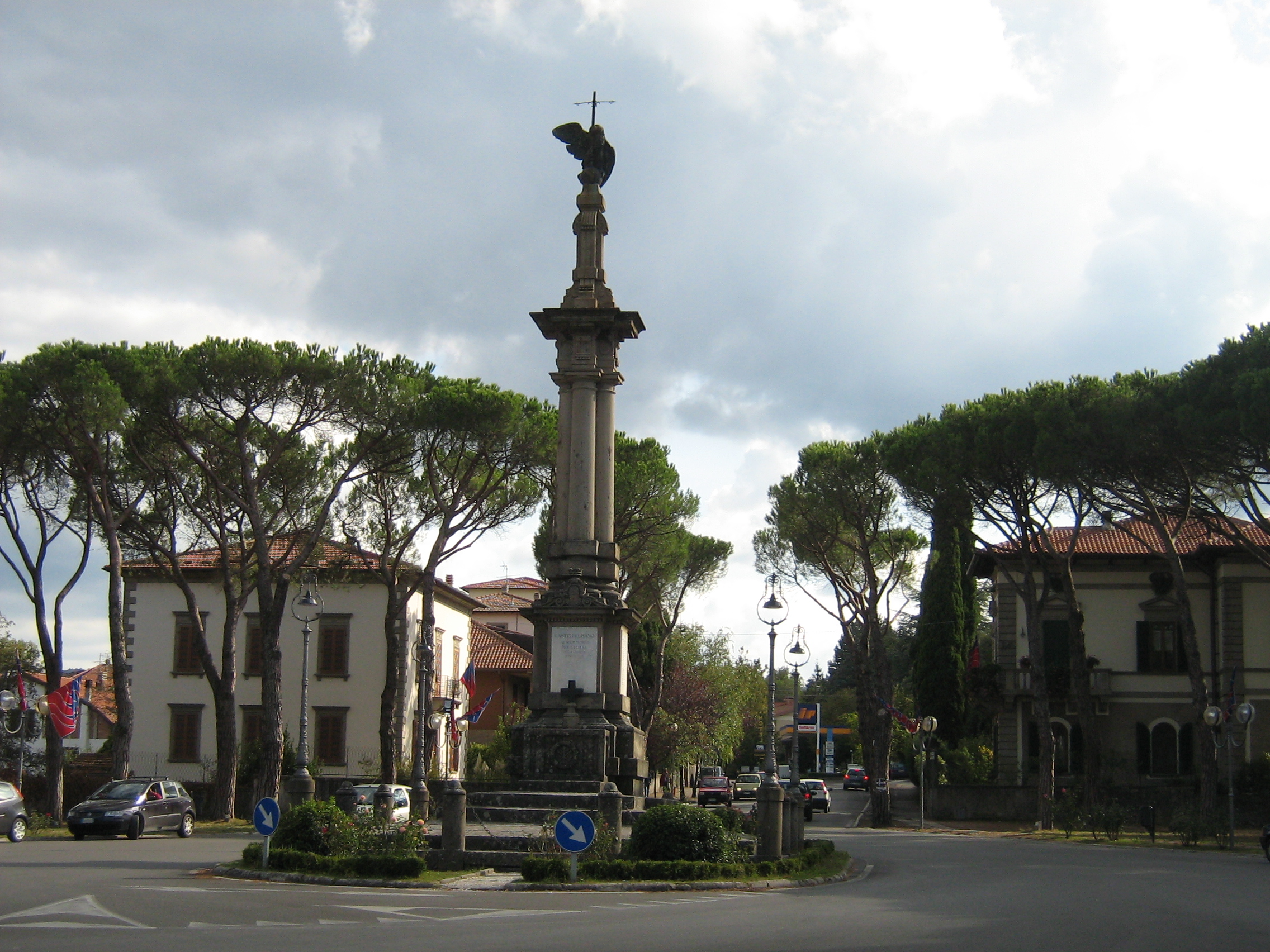 allegoria della Vittoria come aquila (monumento ai caduti - a colonna) di Notari Francesco (sec. XX)