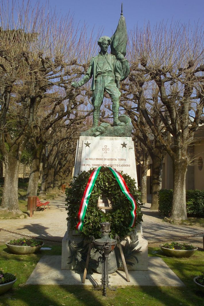 figura di soldato che porta la bandiera (monumento ai caduti - a cippo) di Mazzini Gino (sec. XX)