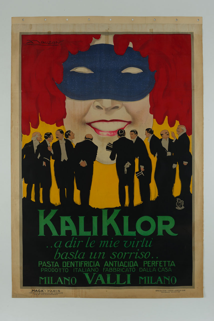 uomini in frac discutono davanti grande volto sorridente di donna mascherata con capelli rossi (manifesto) di Mauzan Achille Luciano, MAGA (sec. XX)