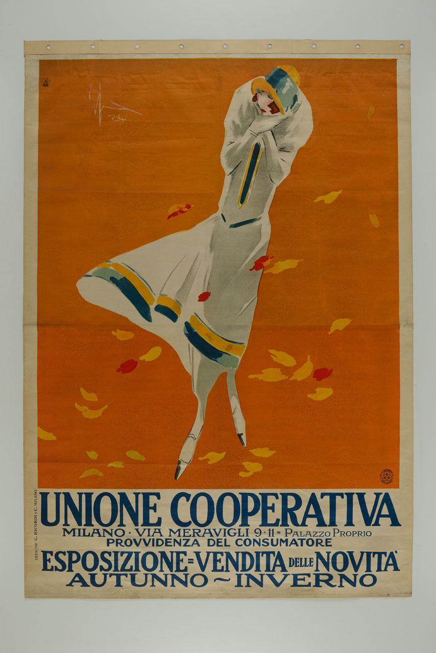 donna in abito alla moda con cloche circondata da foglie autunnali (manifesto) di Sacchetti Enrico (sec. XX)