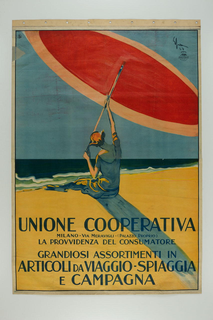 donna seduta in riva al mare regge ombrellone rosso (manifesto) di Sacchetti Enrico (sec. XX)