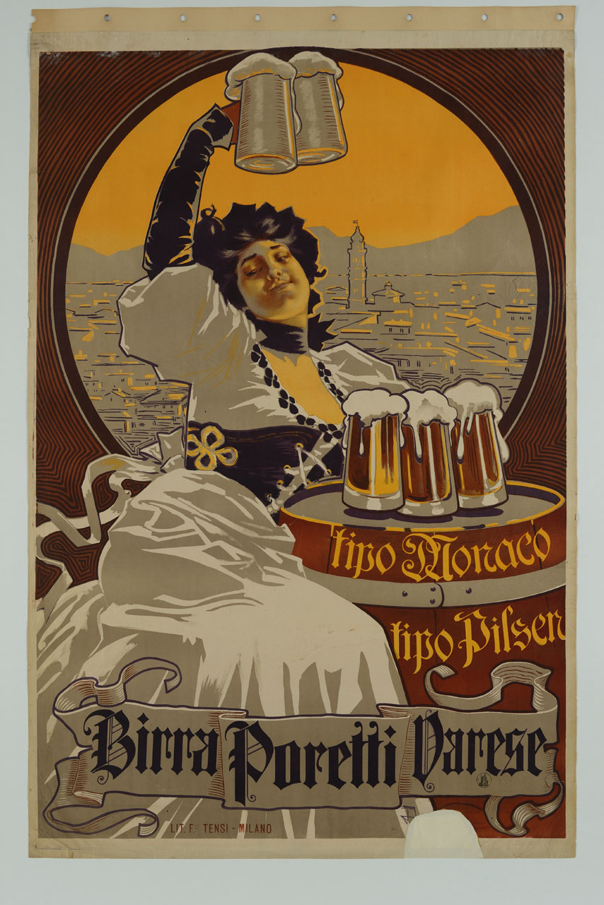 una donna appoggiata su un barile, dove tiene tre boccali di birra, alza con la mano destra altri due boccali; sullo sfondo entro tondo la città di Varese (manifesto) di Villa Aleardo (sec. XX)