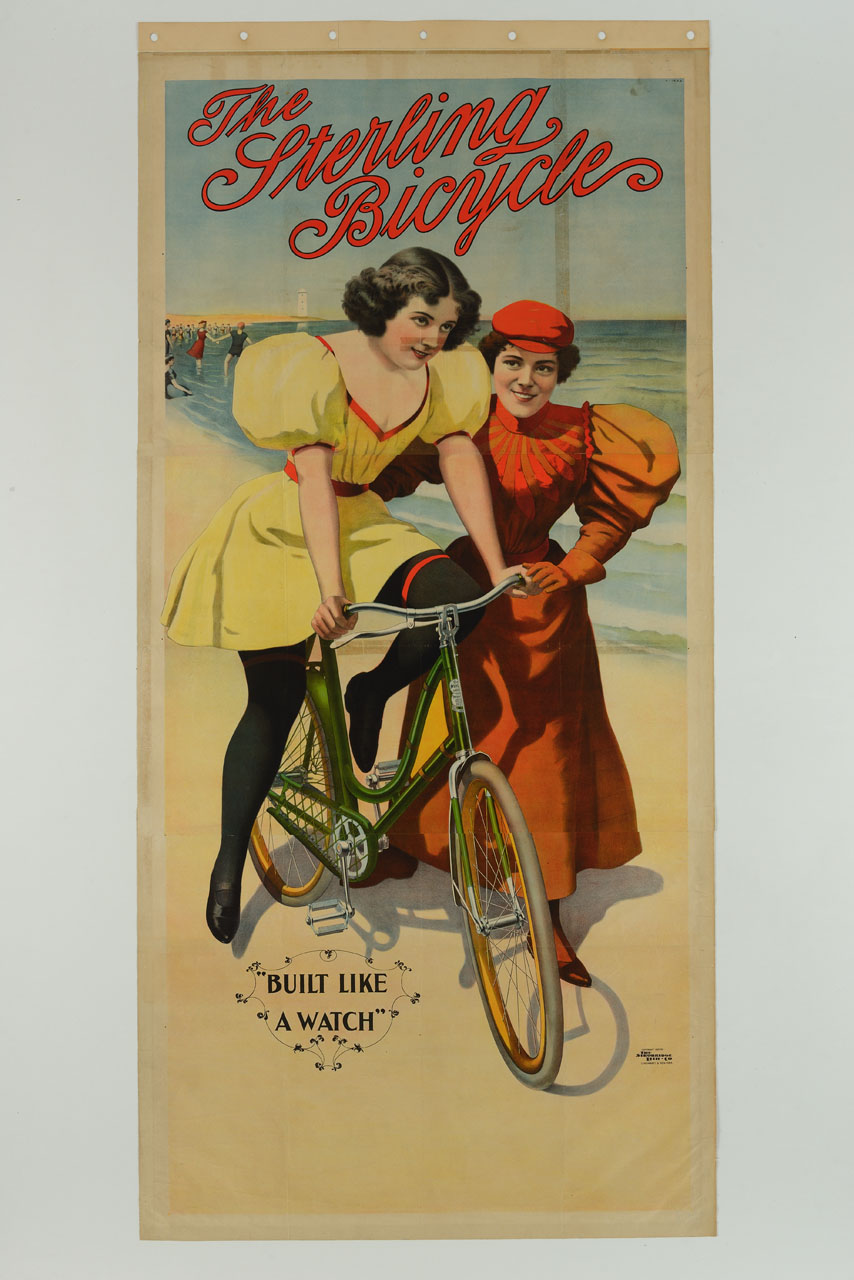 una donna elegantemente vestita con abito rosso insegna ad andare in bicicletta ad una ragazza con abito giallo in sella ad una Sterlina bicycle in riva al mare; sullo sfondo un faro e alcuni giovani al bagno (manifesto) - ambito americano (sec. XX)