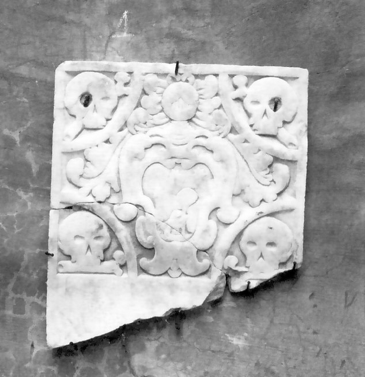 lastra tombale, frammento - bottega calabrese (sec. XVIII)