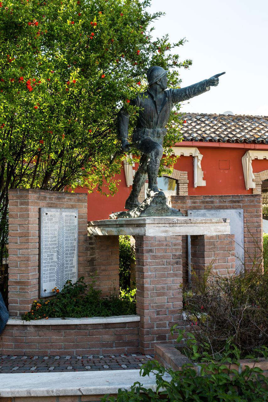 Figura di soldato in combattimento (monumento ai caduti - ad emiciclo)