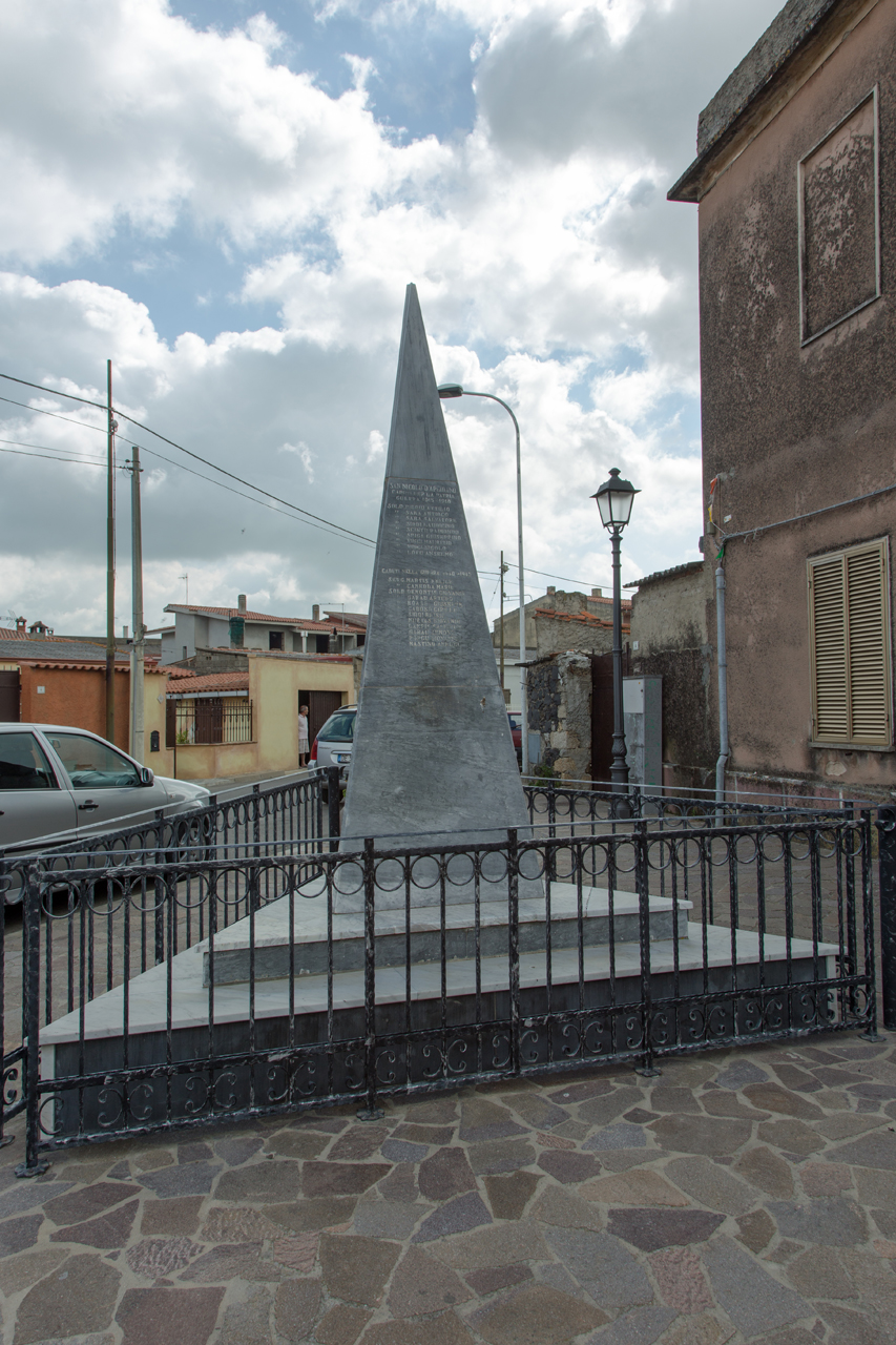 Soggetto assente (monumento ai caduti - ad obelisco)