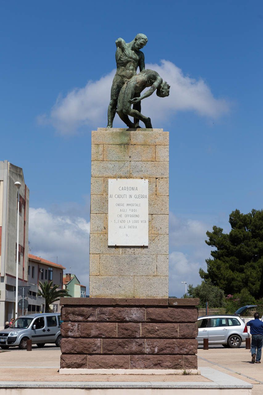 allegoria del soldato come eroe antico (monumento ai caduti - a cippo) di D'Aspro, Franco (sec. XX)