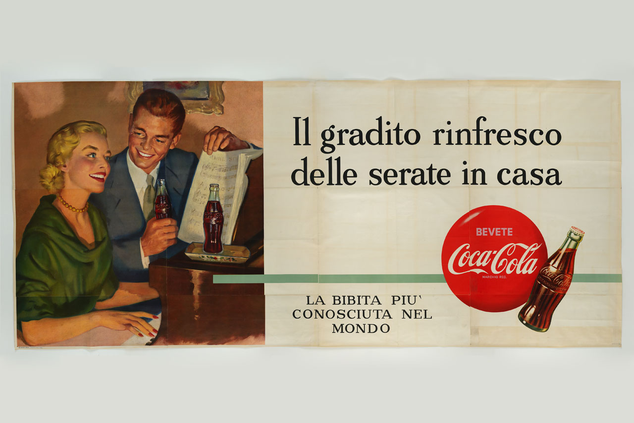 una donna al pianoforte e un uomo al suo fianco con lo spartito, sorridenti, con due bottigliette di Coca Cola (manifesto, stampa composita) - ambito americano (metà sec. XX)