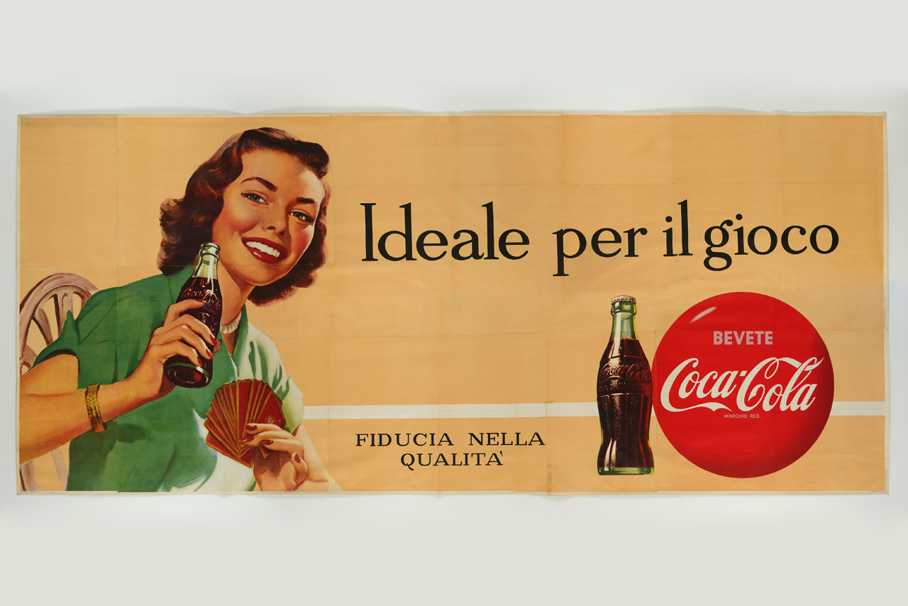 una donna sorridente con le carte da gioco in una mano e una bottiglietta di Coca Cola nell'altra (manifesto, stampa composita) - ambito americano (metà sec. XX)