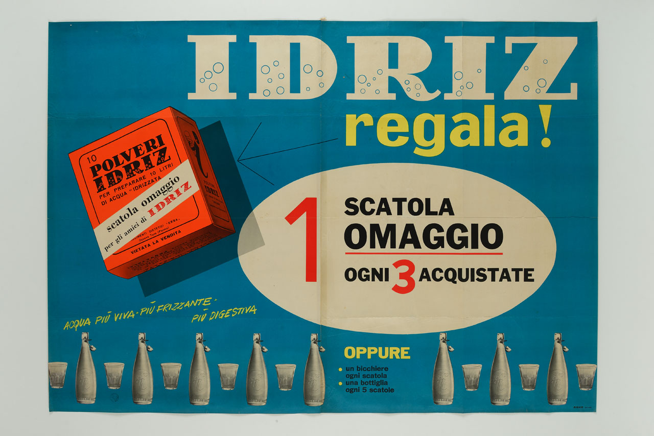 una scatola di idrolitina incombe dall'alto su una fila di bottiglie e bicchieri alternati (manifesto, stampa composita) - ambito italiano (sec. XX)