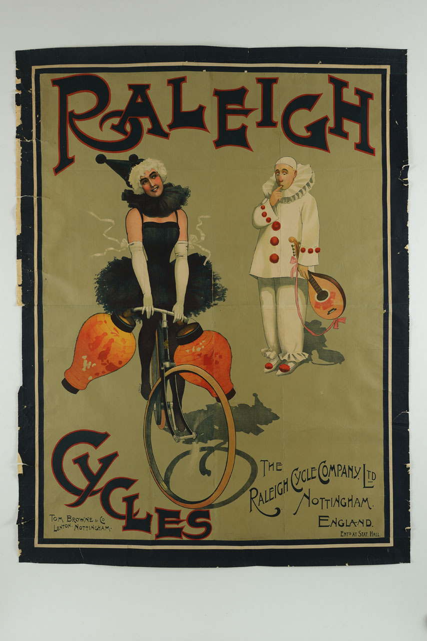 un pierrot con mandolino guarda interrogativo una donna in abiti circensi in bicicletta con due vasi appesi ai lati (manifesto, stampa composita) di Browne Tom - ambito inglese (sec. XIX)