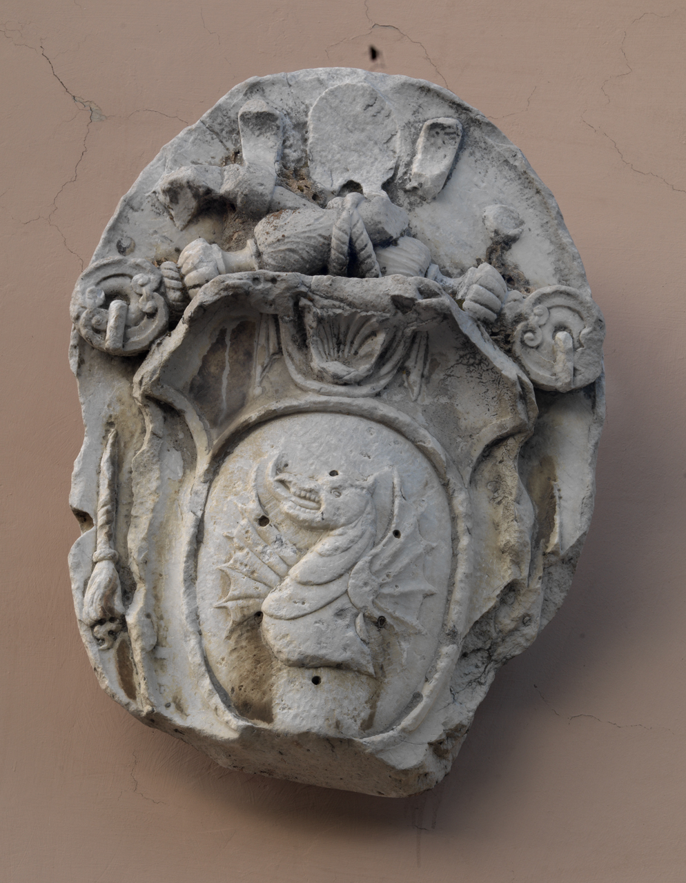 stemma papale di Gregorio XIII Boncompagni (rilievo, opera isolata) - manifattura Lazio settentrionale (ultimo quarto sec. XVI)