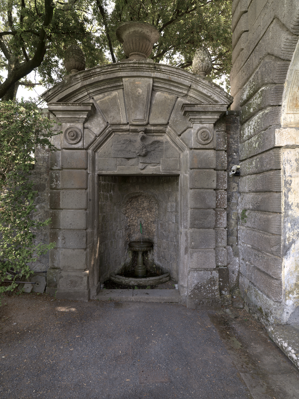 portale - ad arco ribassato, elemento d'insieme - manifattura Lazio settentrionale (sec. XVIII)