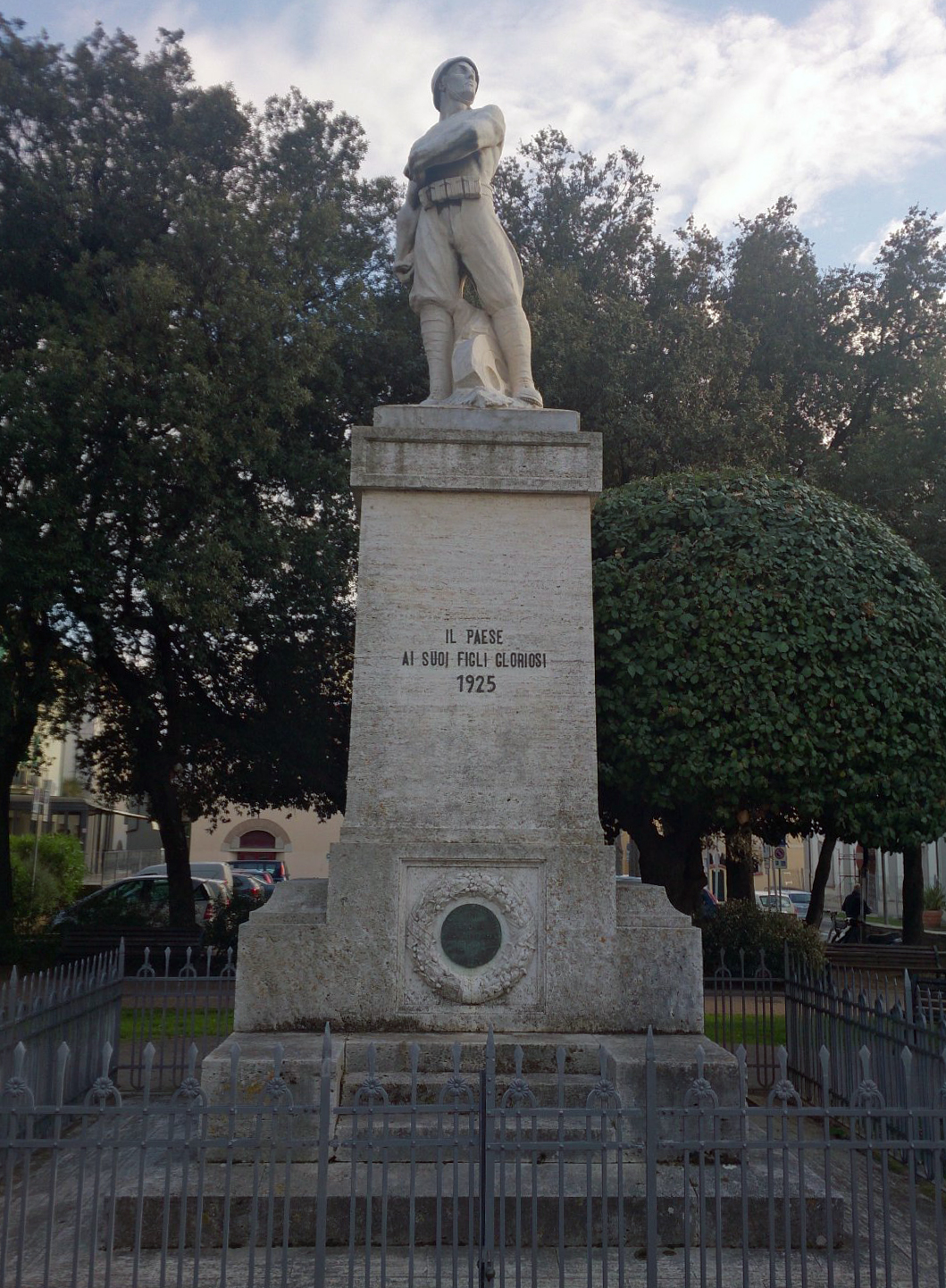 figura di soldato in combattimento (monumento ai caduti - a cippo) di Fratini Osvaldo (sec. XX)