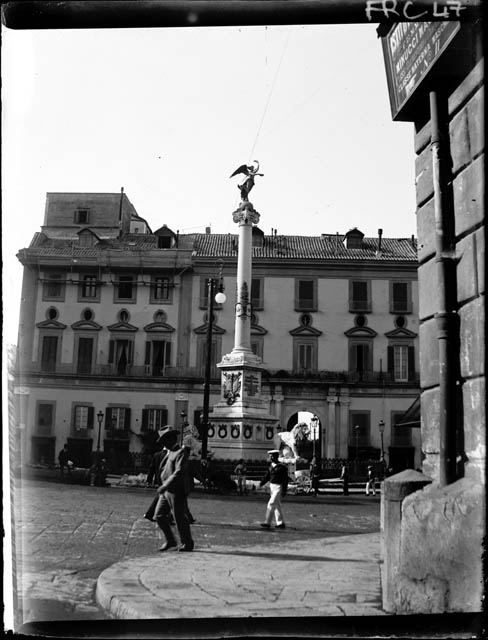 Piazza con monumento - veduta (negativo) di Rossi, Giovanni Battista (XX)