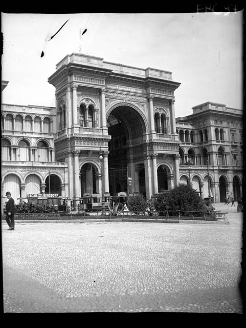 Milano - Ingresso monumentale alla Galleria Vittorio Emanuele II (negativo) di Rossi, Giovanni Battista (XX)