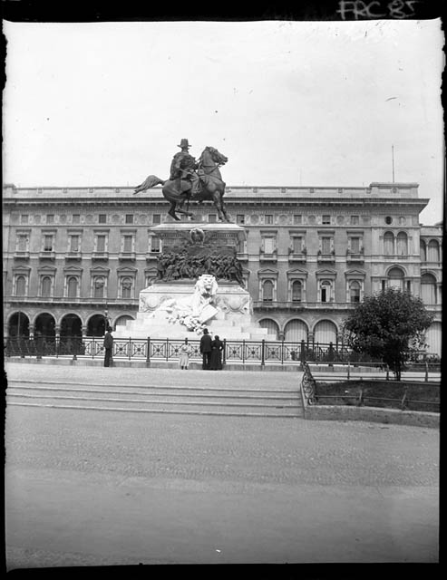 Milano - piazza Duomo - monumento a Vittorio Emanuele II (negativo) di Rossi, Giovanni Battista (XX)